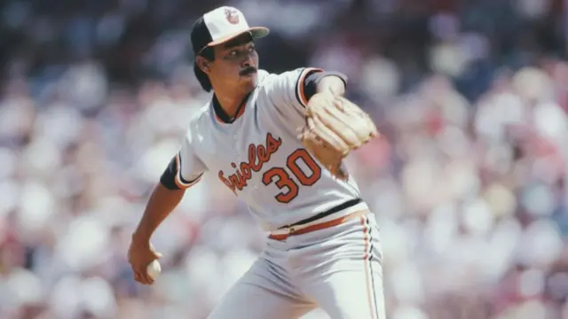 En la foto, Denis Martínez cuando lanzaba para los Orioles de Baltimore