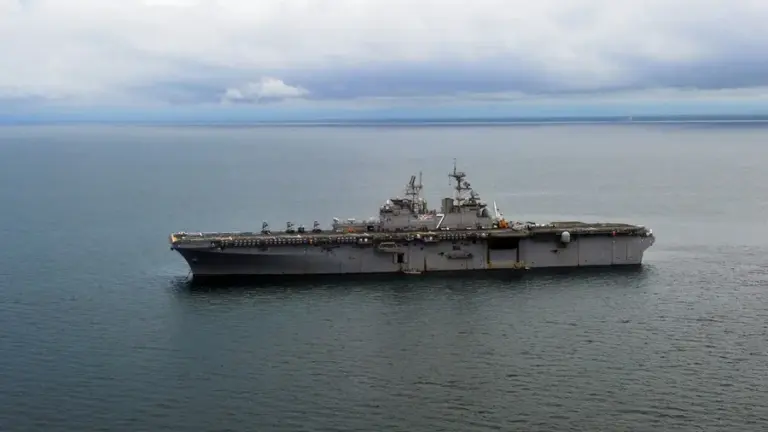 En la foto, el buque de asalto anfibio USS "Iwo Jima"