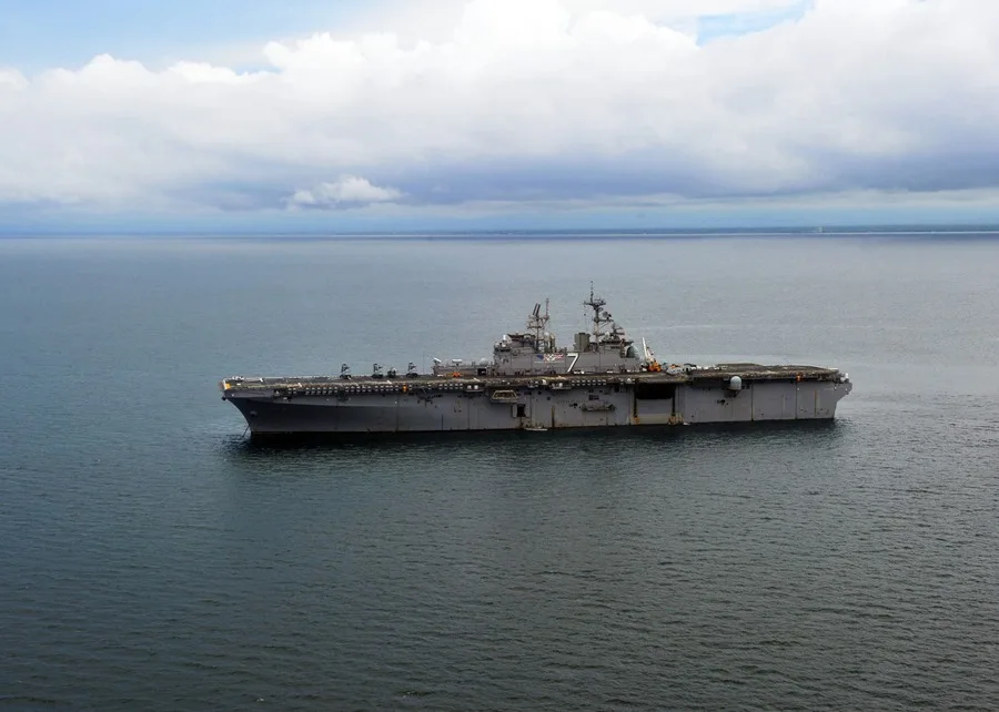 En la foto, el buque de asalto anfibio USS "Iwo Jima"