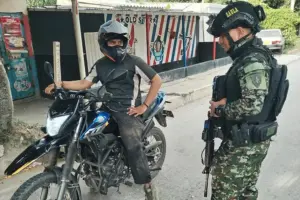 En la foto, un soldado prestando seguridad en una calle este martes, en Santa Marta (Colombia)