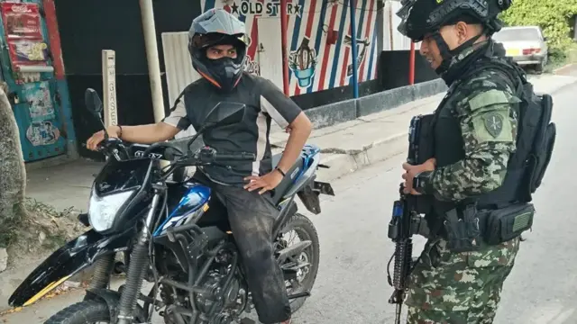 En la foto, un soldado prestando seguridad en una calle este martes, en Santa Marta (Colombia)