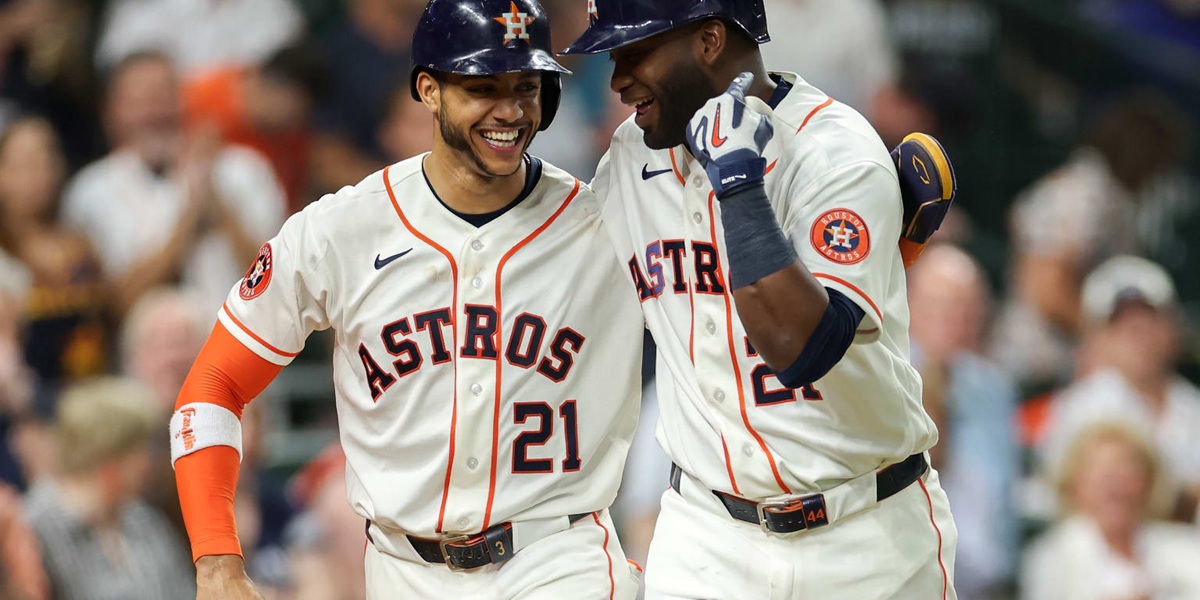 En la foto, Jeremy Peña y Yordan Álavrez
