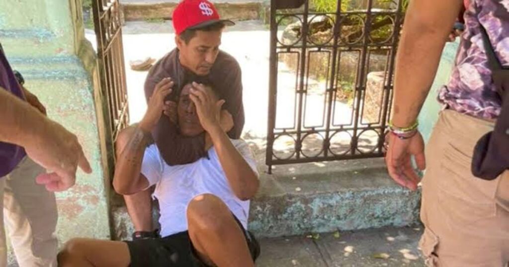 En al foto, unos vecinos atrapan a un ladrón en La Habana