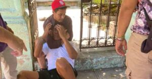En al foto, unos vecinos atrapan a un ladrón en La Habana