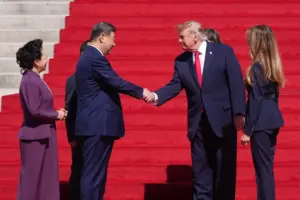 En la foto, El presidente de China, Xi Jinping (c-i), saluda a su homólogo estadounidense, Donald Trump (c-d), en presencia de sus esposas este pasado viernes en Washington (Estados Unidos).