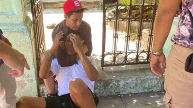 En Cuba los ladrones ya madrugan 1 En al foto, unos vecinos atrapan a un ladrón en La Habana