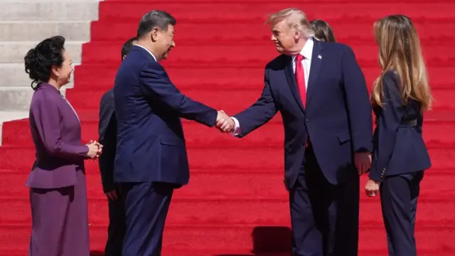 En la foto, El presidente de China, Xi Jinping (c-i), saluda a su homólogo estadounidense, Donald Trump (c-d), en presencia de sus esposas este pasado viernes en Washington (Estados Unidos).