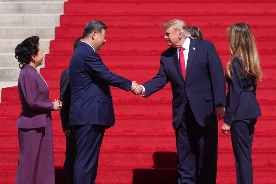 En la foto, El presidente de China, Xi Jinping (c-i), saluda a su homólogo estadounidense, Donald Trump (c-d), en presencia de sus esposas este pasado viernes en Washington (Estados Unidos).