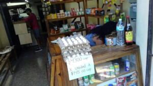 En la foto, precios de algunos productos en Cuba