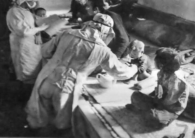 En la foto, los japoneses hacen pruebas con seres humanos en Pingfang