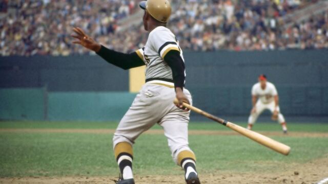 En la foto, Roberto Clemente con el uniforme de los Piratas de Pittsburgh