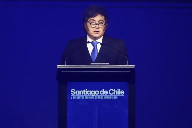 Milei afirma que el cambio geopolítico de Argentina permitirá avanzar en el reclamo por las islas Malvinas 1 En la foto, El presidente de Argentina, Javier Milei, durante el V Encuentro Regional del Foro Madrid, este jueves en Santiago (Chile)