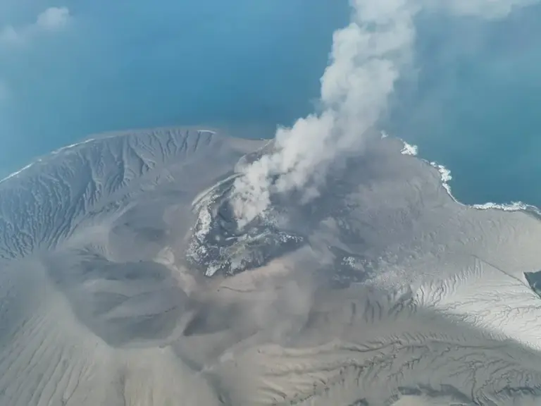 En la foto, Vista aérea del volcán Anak Krakatau expulsando materiales volcánicos al aire
