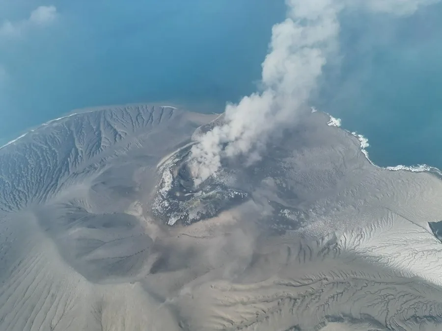En la foto, Vista aérea del volcán Anak Krakatau expulsando materiales volcánicos al aire