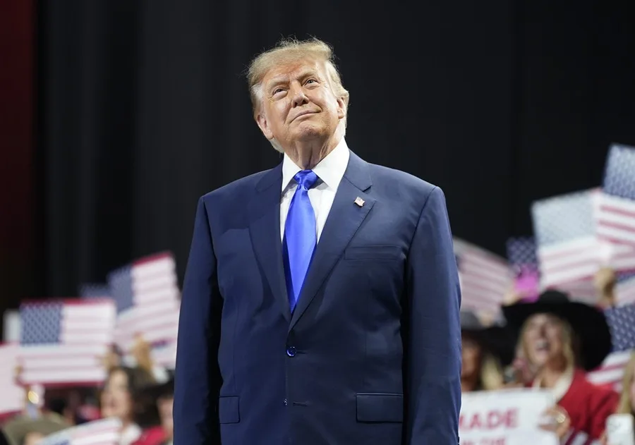 En la foto, El presidente de EE.UU., Donald J. Trump, este miércoles en su discurso principal en la primera jornada de la Convención Nacional Republicana (RNC) de mitad de mandato en el American Airlines Center de Dallas, Texas (EE.UU.)