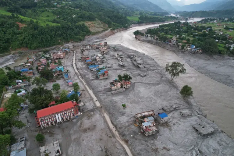 En la foto, Casas envueltas en lodo tras una inundación repentina en el río Trishuli en la zona de Devighat del distrito de Nuwakot, Nepal, el 29 agosto de 2026