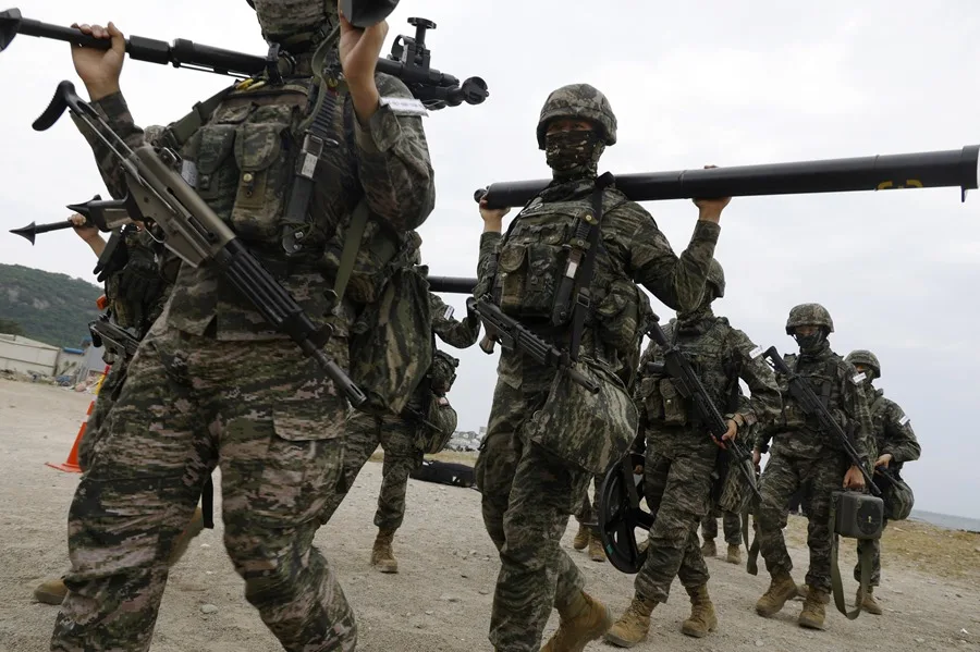 En la foto, militares surcoreanos
