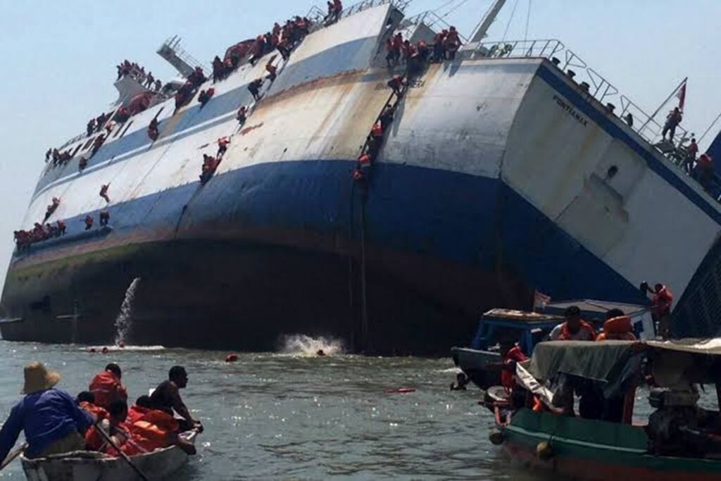Buscan a unas 140 personas desaparecidas tras el naufragio de un barco de pasajeros indonesio 3 En la foto, imagen de archivo de un ferry hundido en Indonesia