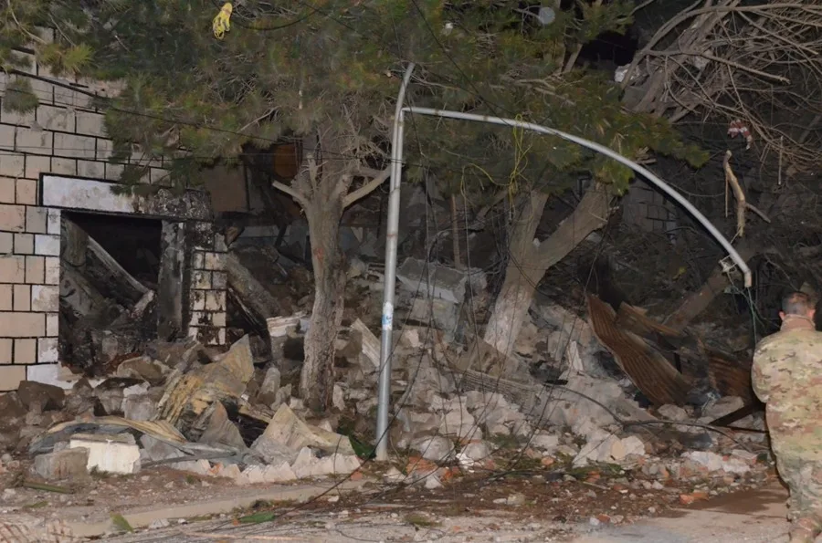 La Policía confirma dos muertos y siete desaparecidos en una doble explosión en un cuartel en Bolivia 5 En la foto, Fotografía cedida por el Ministerio de Defensa de Bolivia que muestra los daños en el Centro General de Mantenimiento del Regimiento de Artilleria Mecanizada RAM-2 'Bolivar'.