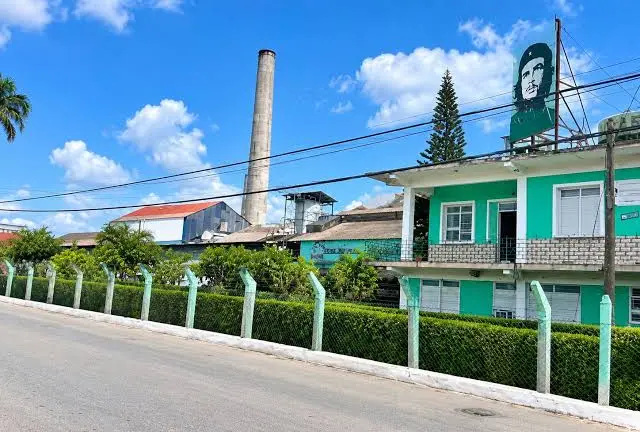 En la foto, El central Tinguaro, en Cuba