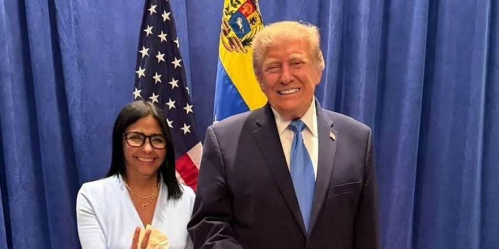 En la foto, Donald trump y Delcy Rodríguez