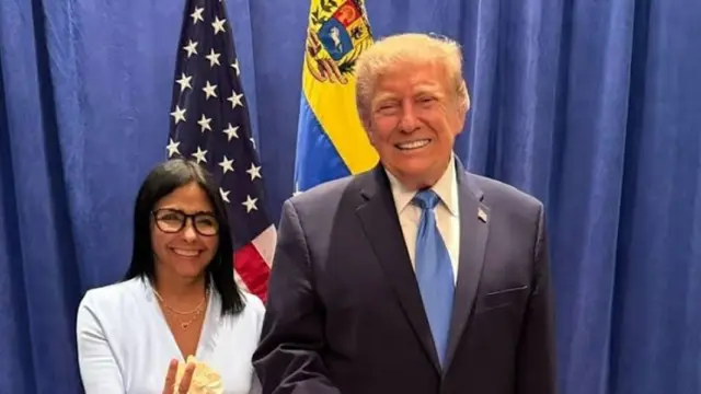 En la foto, Donald trump y Delcy Rodríguez