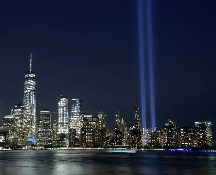 En la foto, Con el One World Trade Center a la izquierda, se observa un homenaje lumínico desde Jersey City
