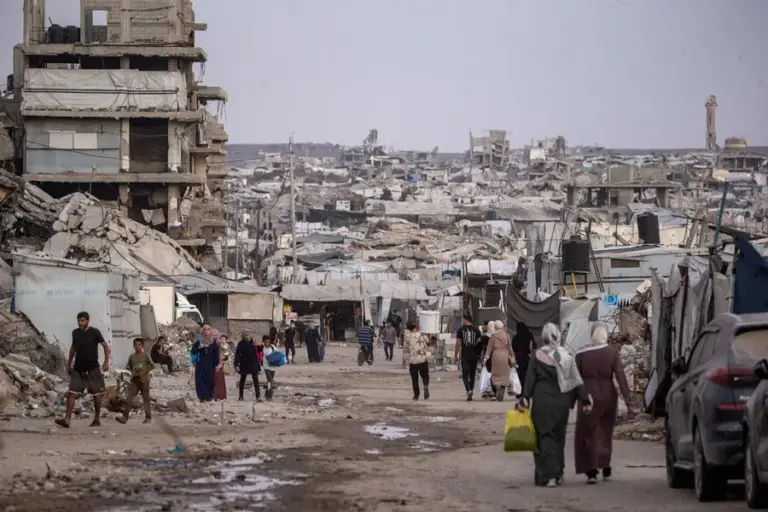 Al menos 11 palestinos mueren al derrumbarse un edificio en la Franja de Gaza 1 En la foto, Residentes palestinos caminaban entre las ruinas de edificios residenciales destruidos en el barrio de Al-Sheikh Radwan, en la ciudad de Gaza