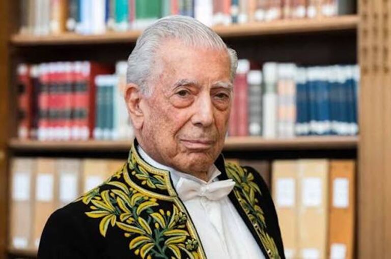 En la foto, Mario Vargas Llosa