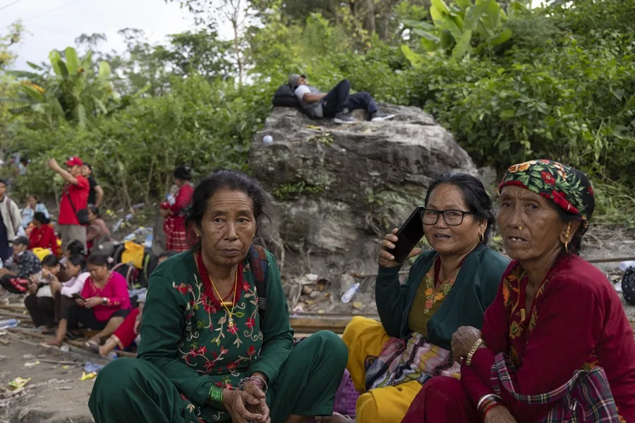 Nepal eleva a 1.344 los muertos mientras continúan las operaciones de rescate y búsqueda 4 En la foto, Personas esperan para cruzar un puente colgante provisional —conocido localmente como "Twin Cross"— sobre el río Trishuli