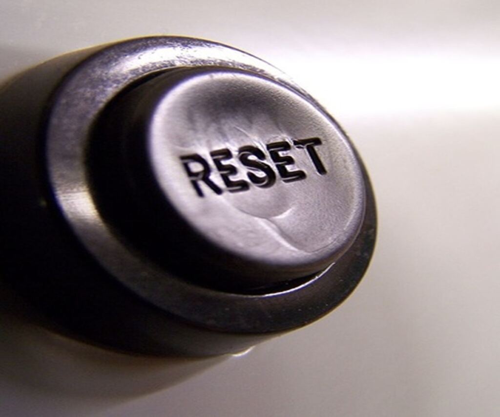 En la foto, un botón con el letrero Reset