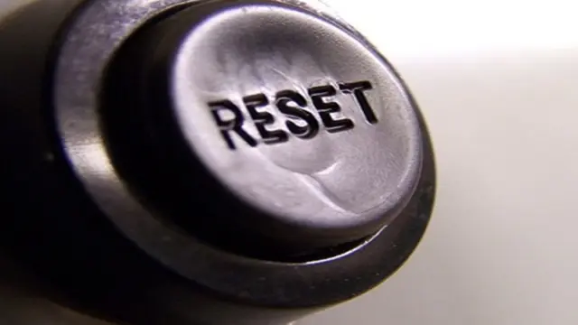 En la foto, un botón con el letrero Reset