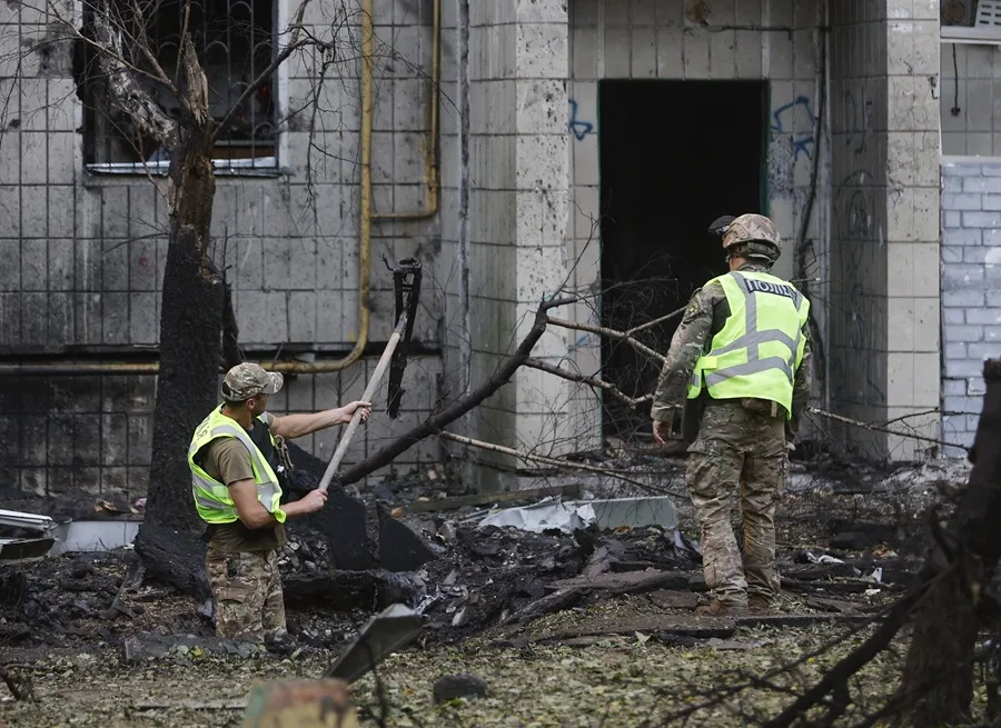 En la foto, Servicios de emergencia en el lugar de un ataque ruso contra un edificio residencial de nueve plantas en Kiev