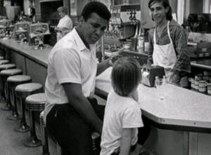 En la foto, Muhammad Ali con un niño