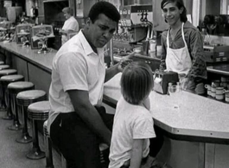 En la foto, Muhammad Ali con un niño