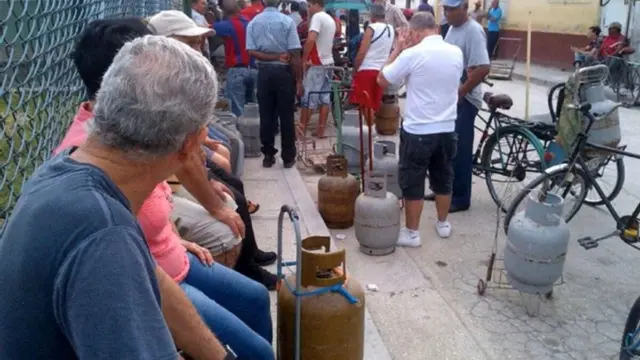 En la foto, cubanos en una cola para comprar gas