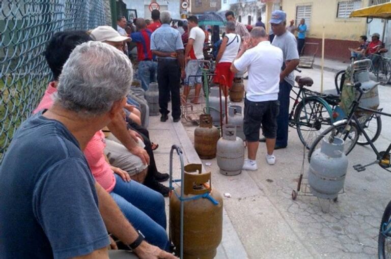 En la foto, cubanos en una cola para comprar gas