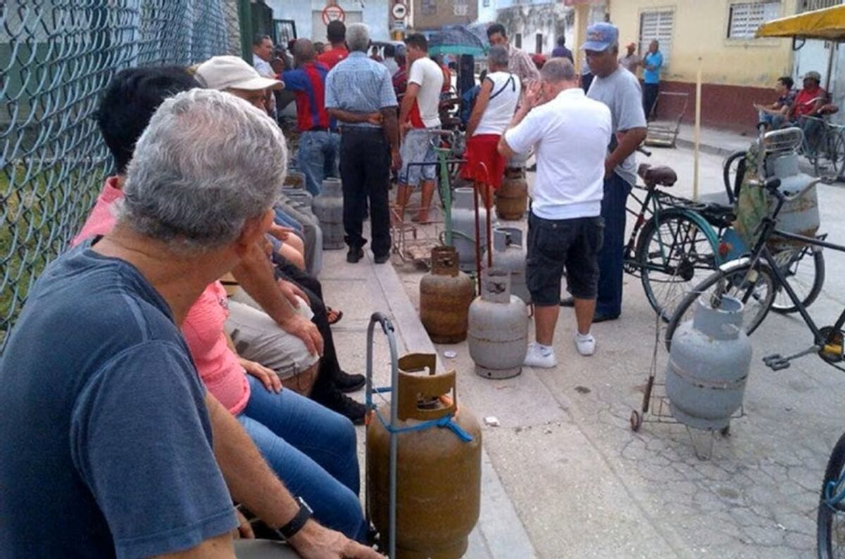 Cuba: la tragedia maquillada de chiste 1 En la foto, cubanos en una cola para comprar gas
