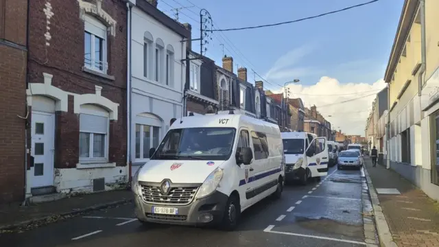 En la foto, Furgones de la gendarmería francesa