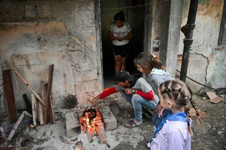 En la fot, un padre cubano cocina con leña por la falta de combustible y electricidad