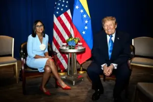 En la foto, la presidenta interina de Venezuela, Delcy Rodríguez (i), posa junto al presidente de Estados Unidos, Donald Trump, este martes, en Nueva York (Estados Unidos)