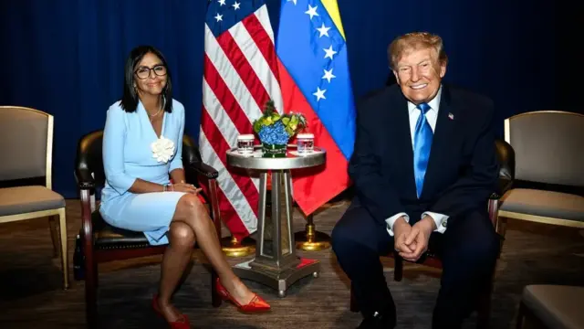 En la foto, la presidenta interina de Venezuela, Delcy Rodríguez (i), posa junto al presidente de Estados Unidos, Donald Trump, este martes, en Nueva York (Estados Unidos)