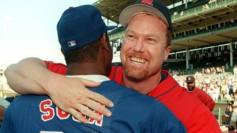 Mark McGwire rompe el récord de Roger Maris y Sammy Sosa protagoniza el histórico abrazo 1 En la foto, Sosa y McGwire se abrazan