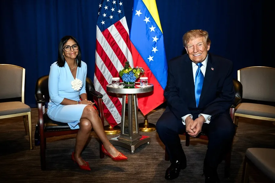 En la foto, la presidenta interina de Venezuela, Delcy Rodríguez (i), posa junto al presidente de Estados Unidos, Donald Trump, este martes, en Nueva York (Estados Unidos)