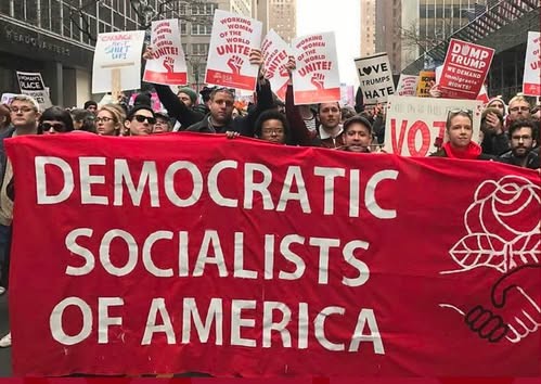 No olvidar para no repetir: una cubana advierte 5 En la foto, manifestantes con un cartel prosocialista en EEUU