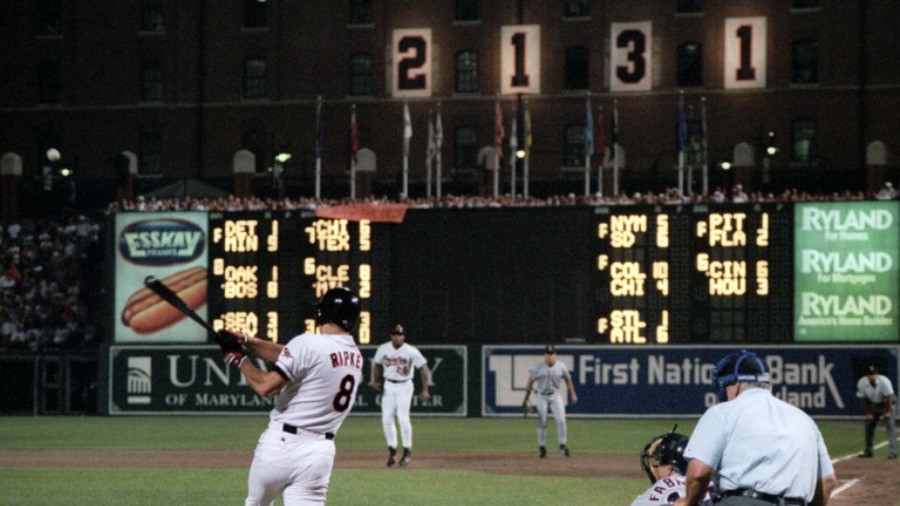 Cal Ripken rompió el récord de Lou Gehrig hace 31 años con Rafael Palmeiro como testigo