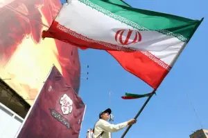 En la foto, una mujer sosteniendo la bandera de Irán