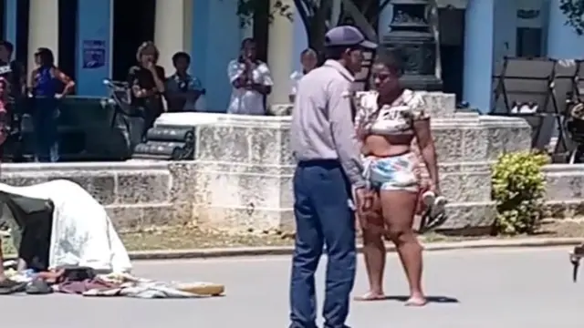 La soledad de una madre en Cuba 1 En la foto, un policía intenta convencer a una mujer para que abandone un bloqueo en la calle Prado