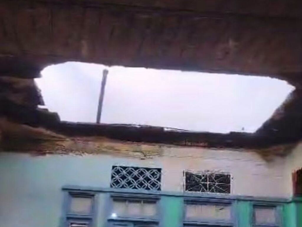 En la foto, el techo derrumbado