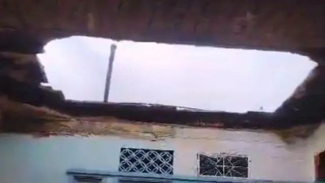 En la foto, el techo derrumbado